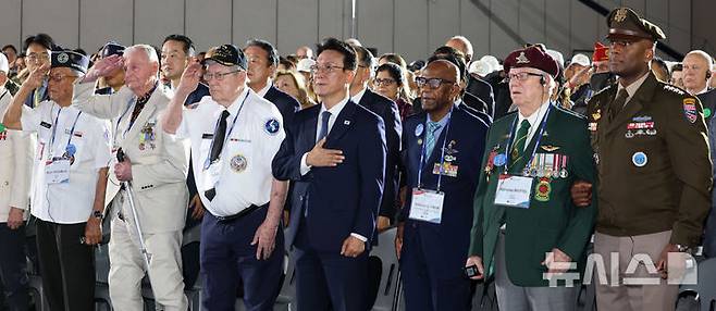 [고양=뉴시스] 김명원 기자 = 김민석 국무총리와 제이비어 브런슨 유엔군 사령관을 비롯한 참전용사들이 27일 경기 고양시 일산킨텍스에서 열린  2025 유엔군 참전의 날 기념식에서 국기에 대한 경례를 하고 있다. (공동취재) 2025.07.27. photo@newsis.com