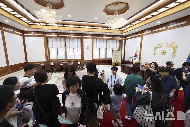 [서울=뉴시스] 김근수 기자 = 이재명 대통령이 대통령 집무실을 다시 청와대로 이전할 방침인 가운데 8일 서울 종로구 청와대 대통령 집무실에서 시민들이 관람하고 있다. 2025.06.08. ks@newsis.com