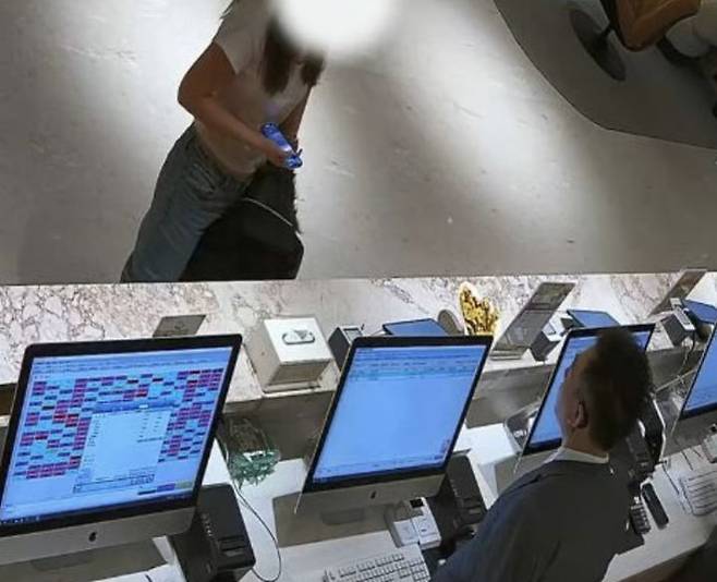 [서울=뉴시스] 호텔과 온라인 쇼핑몰 등 환불 정책을 교모히 악용해 두 달간 비용을 들이지 않고 호화로운 생활을 이어온 중국 여성이 현지 경찰에 체포돼 기소됐다. 사진은 범행 당시 CCTV 녹화 캡처본.  (사진 = SCMP 캡처) 2025..07.27. *재판매 및 DB 금지