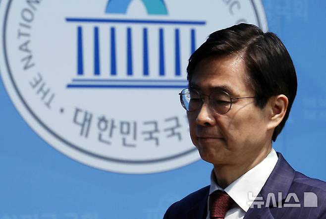 [서울=뉴시스] 김명년 기자 = 국민의힘 당대표 출마선언을 한 조경태 의원이 27일 오후 서울 여의도 국회 소통관에서 '혁신후보 단일화 재촉구 기자회견'을 마치고 이동하고 있다. 2025.07.27. kmn@newsis.com