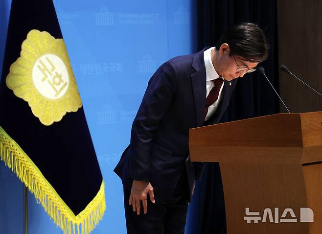 [서울=뉴시스] 김명년 기자 = 국민의힘 당대표 출마선언을 한 조경태 의원이 27일 오후 서울 여의도 국회 소통관에서 '혁신후보 단일화 재촉구 기자회견'을 열고 발하고 있다. 2025.07.27. kmn@newsis.com