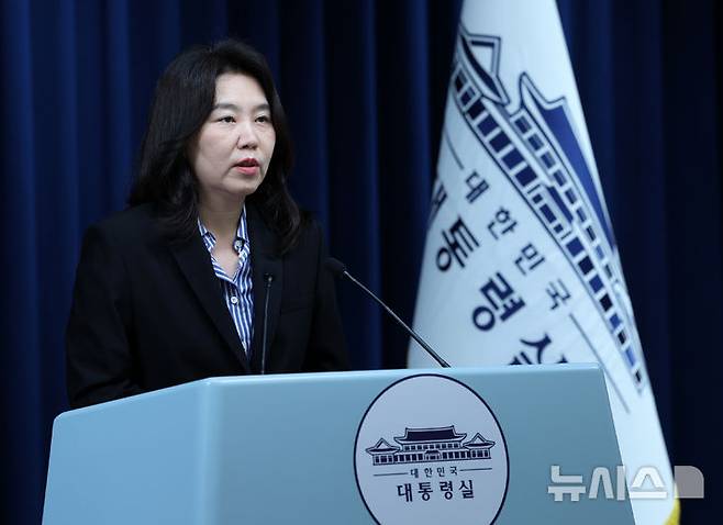 [서울=뉴시스] 고범준 기자 = 강유정 대변인이 27일 서울 용산 대통령실 청사에서 SPC 8시간 초과 야근 폐지 관련 브리핑을 하며 출입기자 질문을 받고 있다. 2025.07.27. bjko@newsis.com