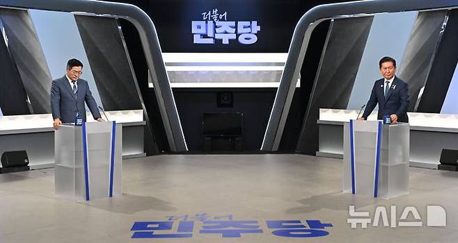 [서울=뉴시스] 국회사진기자단 = 정청래(오른쪽), 박찬대 더불어민주당 당대표 후보가 27일 오후 서울 여의도 KBS 신관 공개홀에서 열린 TV토론회에 참석해 있다. 2025.07.27. photo@newsis.com