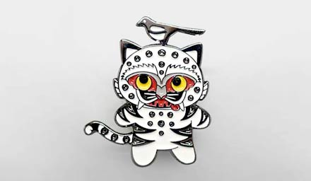 민화 ‘호작도’에서 영감을 받은 뮷즈 ‘까치호랑이 배지’.