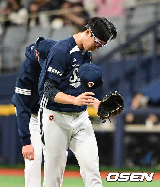 [OSEN=고척, 박준형 기자] 23일 오후 서울 고척스카이돔에서 ‘2025 신한 SOL BANK KBO리그’ 키움 히어로즈와 두산 베어스의 경기가 진행됐다.이날 키움은 김윤하를, 두산은 김유성을 선발투수로 내세웠다.4회말 벤치클리어링 이후 두산 김유성이 강판되고 있다   2025.04.23 / soul1014@osen.co.kr