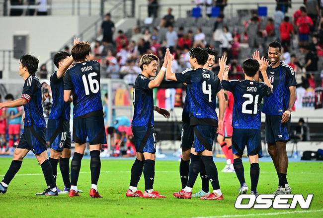 [OSEN=용인, 지형준 기자] 대굴욕이다. 한국축구가 일본에 사상 첫 3연패를 당했다.&nbsp;홍명보 감독이 이끄는 남자축구대표팀은 15일 오후 7시 24분 용인 미르스타디움에서 개최되는 2025 동아시아축구연맹(EAFF) E-1 챔피언십(동아시안컵) 3차전에서 숙적 일본에게 0-1로 패해 우승컵 탈환에 실패했다.&nbsp;대회 3승의 일본이 통산 세 번째 우승을 달성했다. 일본은 안방의 한국을 누르고 대회 2연패까지 가져갔다. 한국은 여전히 5회 우승으로 최다우승이지만 2개 대회 연속 일본에 밀렸다.&nbsp;일본 선수들이 우승을 기뻐하고 있다. 2025.07.15 / jpnews@osen.co.kr