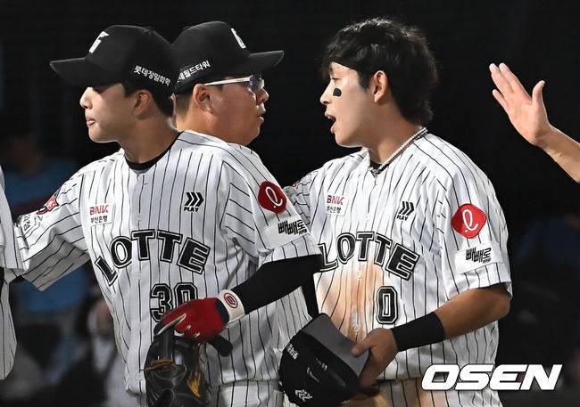 [OSEN=부산, 이석우 기자] 26일 부산 사직야구장에서 2025 신한 SOL 뱅크 KBO 리그 롯데 자이언츠와 KIA 타이거즈의 경기가 열렸다. 홈팀 롯데는 이민석이, 방문팀 KIA는 이의리가 선발 출전했다.롯데 자이언츠 황성빈이 KIA 타이거즈에 9-4로 승리한 후 김태형 감독과 기쁨을 나누고 있다. 2025.07.26 / foto0307@osen.co.kr