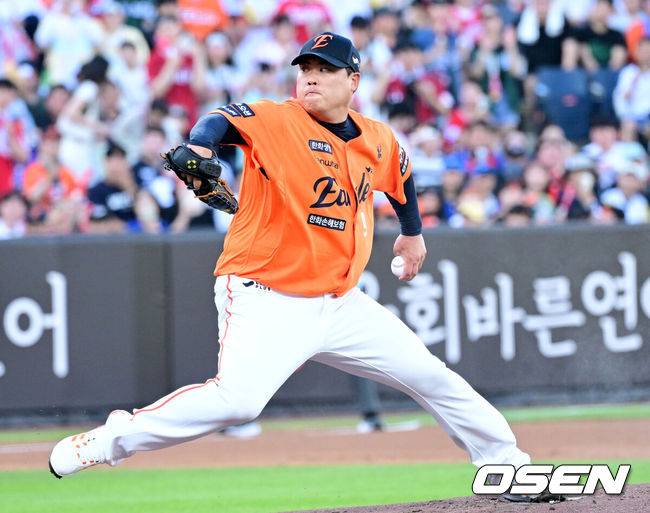 [OSEN=대전, 최규한 기자] 26일 대전 한화생명볼파크에서 ‘2025 신한 SOL Bank KBO리그’ 한화 이글스와 SSG 랜더스의 경기가 열렸다.홈팀 한화는 류현진, 방문팀 SSG는 김광현을 선발로 내세웠다.1회초 한화 선발 류현진이 힘차게 공을 뿌리고 있다. 2025.07.26 / dreamer@osen.co.kr