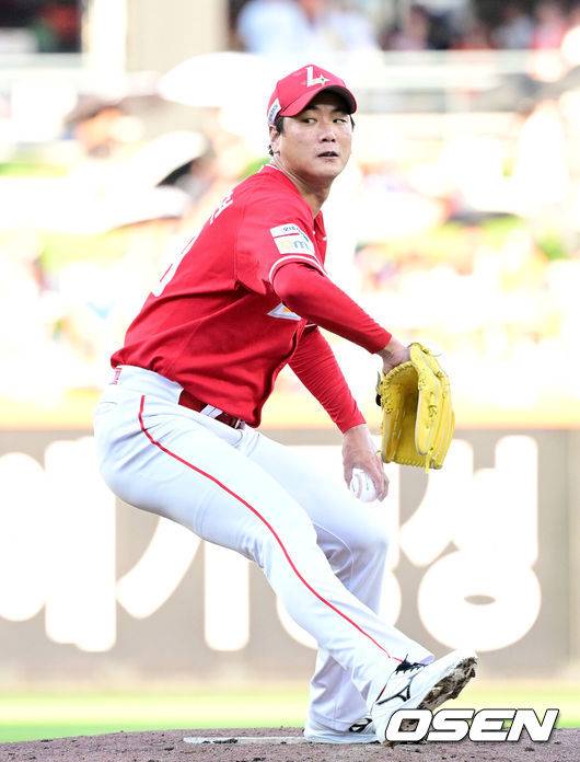 [OSEN=대전, 최규한 기자] 26일 대전 한화생명볼파크에서 ‘2025 신한 SOL Bank KBO리그’ 한화 이글스와 SSG 랜더스의 경기가 열렸다.홈팀 한화는 류현진, 방문팀 SSG는 김광현을 선발로 내세웠다.1회말 SSG 선발 김광현이 힘차게 공을 뿌리고 있다. 2025.07.26 / dreamer@osen.co.kr