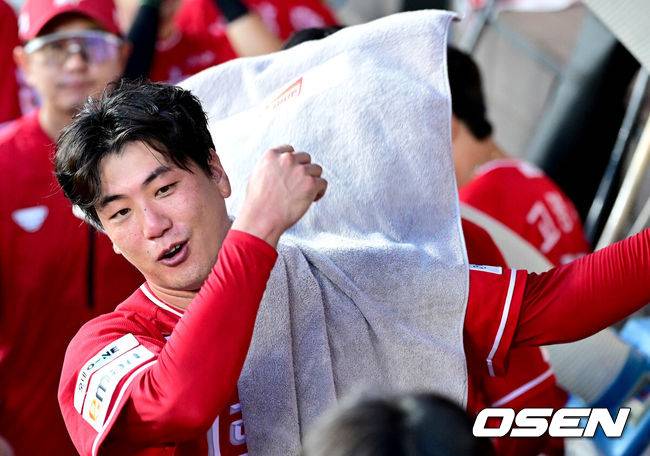 [OSEN=대전, 최규한 기자] 26일 대전 한화생명볼파크에서 ‘2025 신한 SOL Bank KBO리그’ 한화 이글스와 SSG 랜더스의 경기가 열렸다.홈팀 한화는 류현진, 방문팀 SSG는 김광현을 선발로 내세웠다.5회말 한화 공격을 무실점으로 막아낸 SSG 선발 김광현이 더그아웃에서 땀을 식히고 있다. 2025.07.26 / dreamer@osen.co.kr