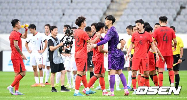 [OSEN=용인, 최규한 기자] 5일 오후 용인 미르스타디움에서 2025 동아시아축구연맹(EAFF) E-1 챔피언십(동아시안컵) 3차전 중국과 홍콩의 경기가 열렸다.&nbsp;이날 경기는 중국이 홍콩을 상대로 1-0 승리를 거뒀다.경기를 마치고 승리한 중국 선수들이 인사를 나누고 있다. 2025.07.15 / dreamer@osen.co.kr