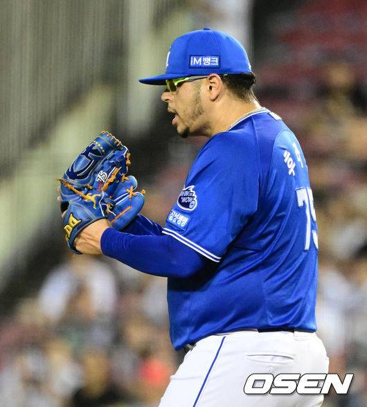 [OSEN=잠실, 지형준 기자] 1일 오후 서울 잠실구장에서 ‘2025 신한 SOL Bank KBO리그’ 두산 베어스와 삼성 라이온즈의 경기가 열렸다.두산은 최민석, 삼성은 아리엘 후라도가 선발로 나섰다.7회말 1사에서 삼성 후라도가 류지혁이 두산 김민석의 2루땅볼에 호수비를 펼치자 박수를 보내고 있다. 2025.07.01 /jpnews@osen.co.kr