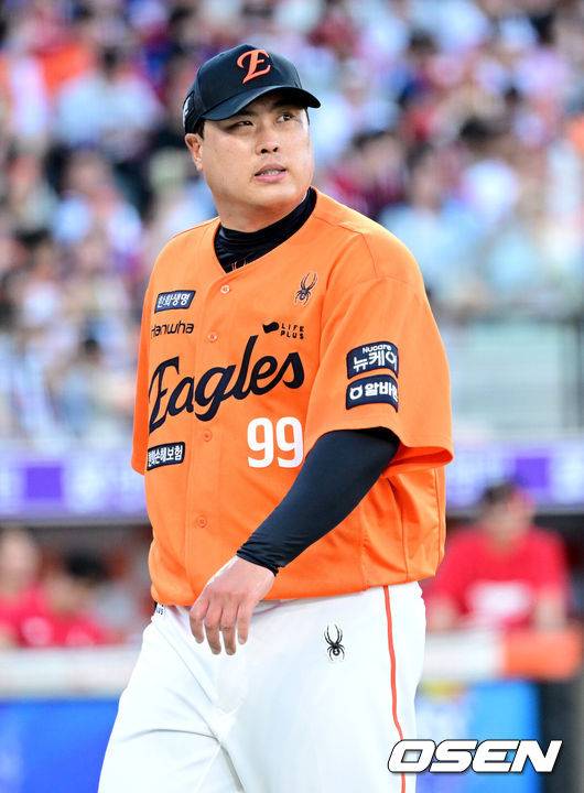 [OSEN=대전, 최규한 기자] 26일 대전 한화생명볼파크에서 ‘2025 신한 SOL Bank KBO리그’ 한화 이글스와 SSG 랜더스의 경기가 열렸다.홈팀 한화는 류현진, 방문팀 SSG는 김광현을 선발로 내세웠다.1회초 5실점한 한화 선발 류현진이 이닝을 마친 뒤 더그아웃으로 향하고 있다. 2025.07.26 / dreamer@osen.co.kr