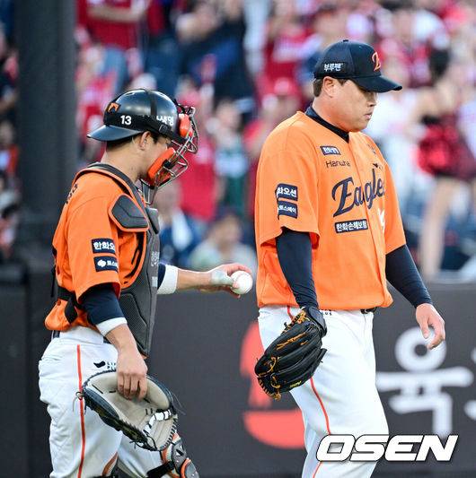 [OSEN=대전, 최규한 기자] 26일 대전 한화생명볼파크에서 ‘2025 신한 SOL Bank KBO리그’ 한화 이글스와 SSG 랜더스의 경기가 열렸다.홈팀 한화는 류현진, 방문팀 SSG는 김광현을 선발로 내세웠다.1회초 무사 1, 2루 상황 SSG 에레디아에게 1타점 2루타를 내준 한화 선발 류현진과 포수 최재훈이 아쉬워하고 있다. 2025.07.26 / dreamer@osen.co.kr