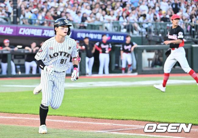 [OSEN=부산, 이석우 기자] 26일 부산 사직야구장에서 2025 신한 SOL 뱅크 KBO 리그 롯데 자이언츠와 KIA 타이거즈의 경기가 열렸다. 홈팀 롯데는 이민석이, 방문팀 KIA는 이의리가 선발 출전했다.롯데 자이언츠 윤동희가 3회말 무사 3루 우익수 오른쪽 1타점 3루타를 치고 진루하고 있다. 2025.07.26 / foto0307@osen.co.kr