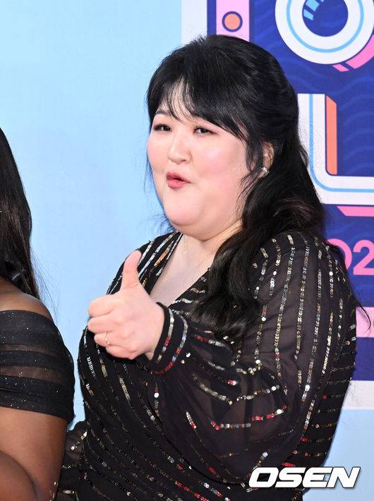 [OSEN=이대선 기자] 29일 오후 서울 상암 MBC 미디어센터에서 2022 MBC 방송연예대상 레드카펫 행사가 진행됐다.방송인 이국주가 레드카펫을 밟고 있다. 2022.12.29 /sunday@osen.co.kr