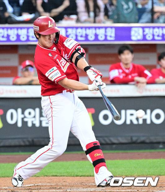 [OSEN=대전, 최규한 기자] 26일 대전 한화생명볼파크에서 ‘2025 신한 SOL Bank KBO리그’ 한화 이글스와 SSG 랜더스의 경기가 열렸다.홈팀 한화는 류현진, 방문팀 SSG는 김광현을 선발로 내세웠다.1회초 무사 1, 2루 상황 SSG 최정이 선제 1타점 적시타를 날리고있다. 2025.07.26 / dreamer@osen.co.kr