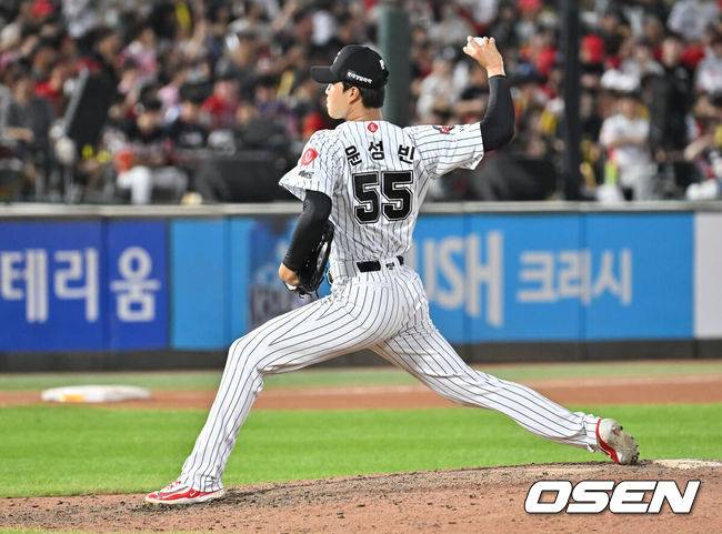[OSEN=부산, 이석우 기자] 26일 부산 사직야구장에서 2025 신한 SOL 뱅크 KBO 리그 롯데 자이언츠와 KIA 타이거즈의 경기가 열렸다. 홈팀 롯데는 이민석이, 방문팀 KIA는 이의리가 선발 출전했다.롯데 자이언츠 윤성빈이 역투하고 있다. 2025.07.26 / foto0307@osen.co.kr