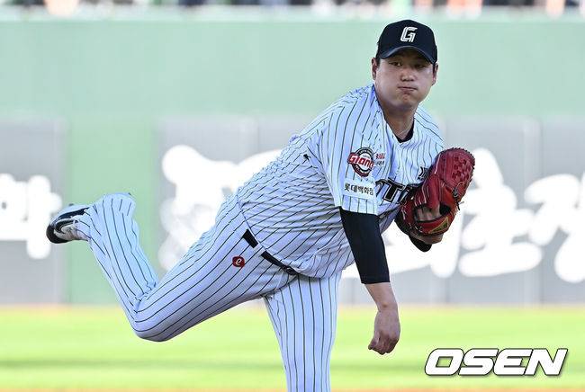 [OSEN=부산, 이석우 기자] 27일 부산 사직야구장에서 2025 신한 SOL 뱅크 KBO 리그 롯데 자이언츠와 KIA 타이거즈의 경기가 열렸다. 홈팀 롯데는 나균안이, 방문팀 KIA는 네일이 선발 출전했다.롯데 자이언츠 선발 투수 나균안이 역투하고 있다. 2025.07.27 / foto0307@osen.co.kr