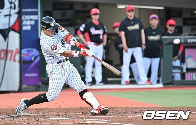 [OSEN=부산, 이석우 기자] 27일 부산 사직야구장에서 2025 신한 SOL 뱅크 KBO 리그 롯데 자이언츠와 KIA 타이거즈의 경기가 열렸다. 홈팀 롯데는 나균안이, 방문팀 KIA는 네일이 선발 출전했다.롯데 자이언츠 유강남이 2회말 2사 1,2루 좌익수 오른쪽 뒤 2타점 2루타를 치고 있다. 2025.07.27 / foto0307@osen.co.kr