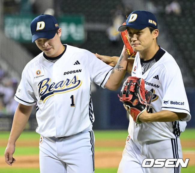 [OSEN=잠실, 최규한 기자] 27일 서울 잠실야구장에서 ‘2025 신한 SOL Bank KBO리그’ 두산 베어스와 LG 트윈스의 경기가 열렸다.홈팀 두산은 잭 로그, 방문팀 LG는 최채흥을 선발로 내세웠다.8회초 2사 만루 상황 LG 김성우를 내야 땅볼로 이끌며 실점없이 이닝을 막아낸 두산 투수 박치국이 더그아웃으로 향하며 2루수 박계범과 인사를 나누고 있다. 2025.07.27 /