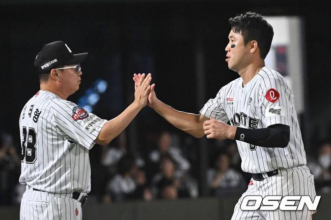 [OSEN=부산, 이석우 기자] 27일 부산 사직야구장에서 2025 신한 SOL 뱅크 KBO 리그 롯데 자이언츠와 KIA 타이거즈의 경기가 열렸다. 홈팀 롯데는 나균안이, 방문팀 KIA는 네일이 선발 출전했다.롯데 자이언츠 전준우가 KIA 타이거즈에 5-3으로 승리, 스윙승을 올리고 김태형 감독과 하이파이브를 하고 있다. 2025.07.27 / foto0307@osen.co.kr