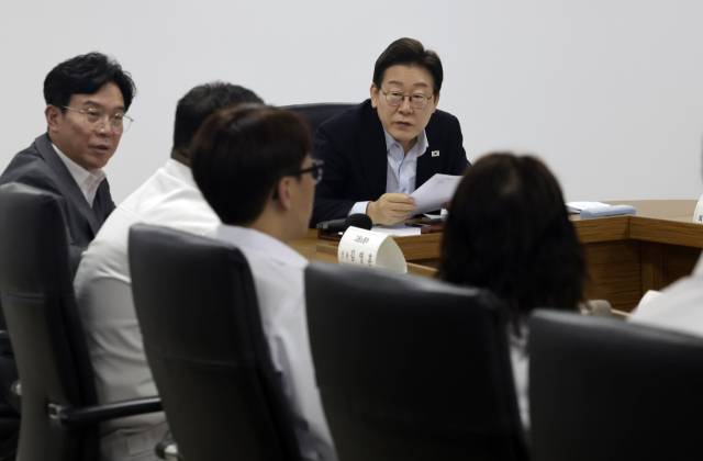 ▲이재명 대통령이 25일 경기 시흥시 SPC 삼립 시화공장에서 열린 산업재해 근절 현장 노사간담회에서 SPC 삼립 직원의 발언을 듣고 있다. 이 대통령 왼쪽은 김영훈 고용노동부 장관. ⓒ연합뉴스