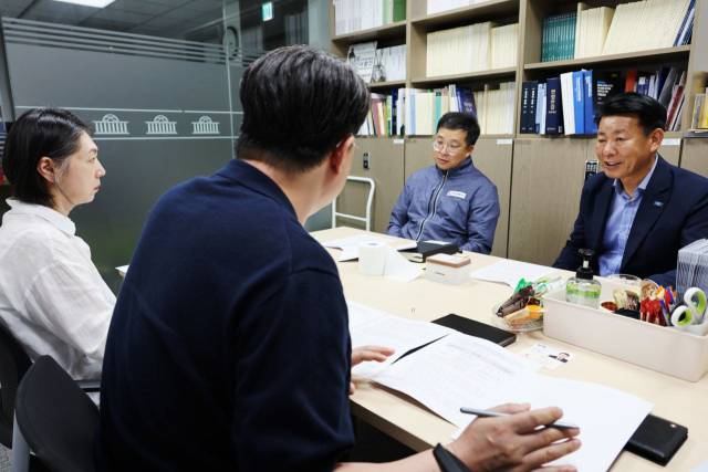 ▲조국혁신당 익산시지역위원회 류인철 지역위 공동위원장과 익산 상공에너지 오성택 노동조합 위원장은 25일 서왕진 조국혁신당 국회의원실에서 간담회를 갖고 중부발전의 상공에너지 헐값·특혜 매각 논란과 관련한 대응 방향을 협의했다. ⓒ조국혁신당 전북자치도당