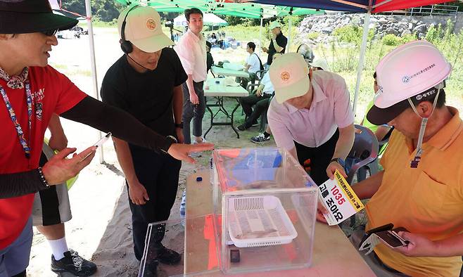 26일 전남 고흥군 영남면 남열해돋이 해수욕장 일원에서 열린 ‘2025 고흥 드론 서머비치 페스타’ 전국드론낚시대회에서 계측을 하고 있다. 고흥=이제원 선임기자