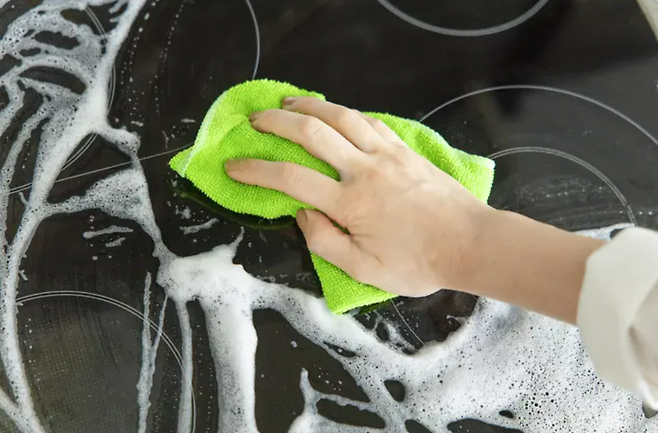 세제로 세척하고 12시간 이상 건조한 면 행주에서도 세균이 증식할 수 있다. 게티이미지