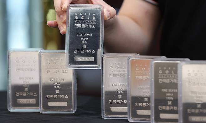 25일 서울 종로구 한국금거래소에 실버바가 진열돼있다. 뉴시스