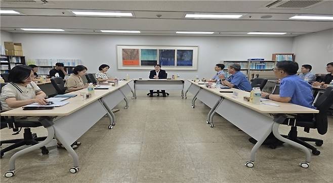 부산시가 지난 24일 시청 회의실에서 소형선박 및 동력수상레저기구 선상사고 예방을 위한 ‘AI기반 일체형 블랙박스 개발 사업추진 보고회’를 개최하고 있다. 부산시 제공