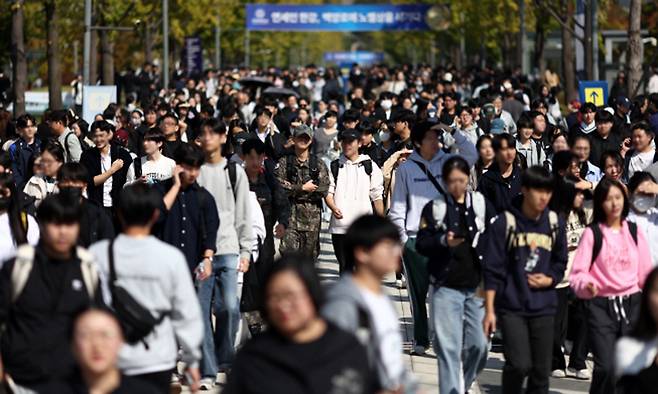 2025학년도 수시모집 논술시험을 마친 수험생들이 고사장을 나서고 있다. 연합뉴스
