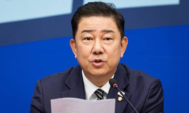 김병기 더불어민주당 당대표 직무대행 겸 원내대표가 25일 서울 여의도 국회에서 열린 최고위원회의에서 모두 발언을 하고 있다. 뉴스1