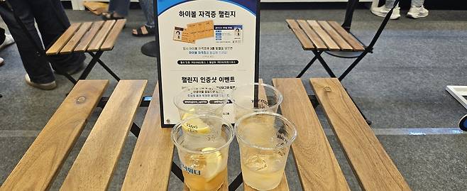 하이트진로음료의 ‘진로 낮카밤바(낮에는 카페, 밤에는 바)’ 부스. 박윤희 기자