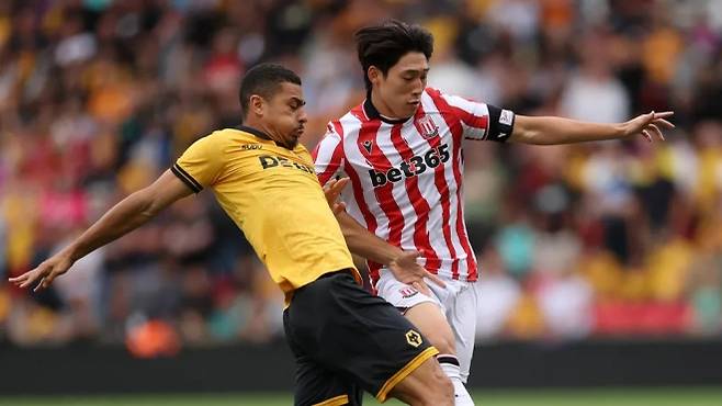 스토크시티 배준호가 26일(한국시간) 영국 스토크온트렌트 베트365 스타디움에서 열린 프리시즌 울버햄프턴과의 경기에서 경합하고 있다. 울버햄프턴 홈페이지