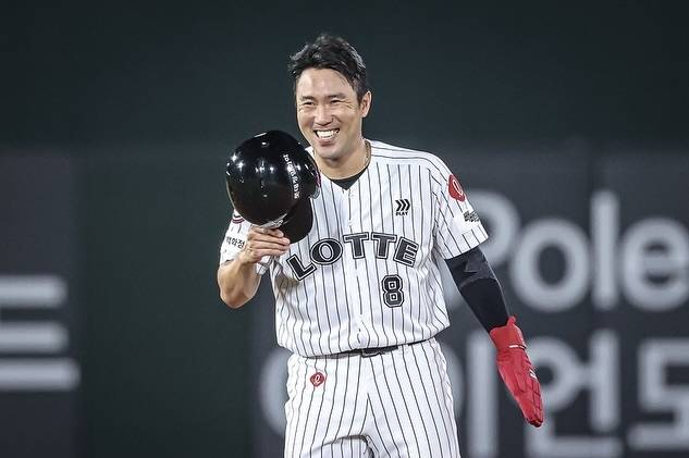 롯데 자이언츠 전준우가 26일 부산 사직야구장에서 열린 2025 KBO리그 정규시즌 KIA 타이거즈와의 홈 경기에서 안타를 친 뒤 웃고 있다. 롯데 자이언츠 소셜미디어