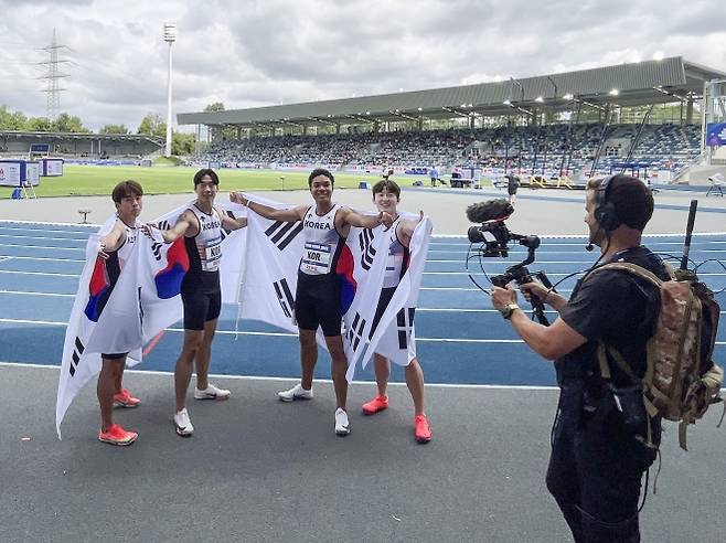 27일(한국시간) 독일 보훔 로르하이데 스타디움에서 열린  2025 라인-루르 하계 세계대학경기대회(U대회) 육상 남자 400ｍ 계주 결선에서 우승한 한국 선수들이 기쁨을 만끽하고 있다. 왼쪽부터 김정윤, 이재성, 나마디 조엘진, 서민준. 대한육상연맹 제공