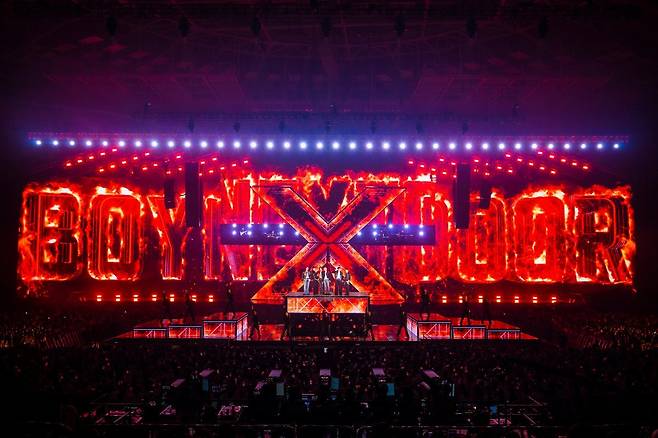 보이넥스트도어가 KSPO 돔에 입성하며 데뷔 2년 만에 또 하나의 이정표를 세웠다. 매진 행렬 속 화려하게 막을 내린 첫 단독 투어 ‘녹 온 볼륨 원’(KNOCK ON Vol.1) 피날레는 이들의 현재를 증명한 무대였다. 사진제공 | KOZ 엔터테인먼트