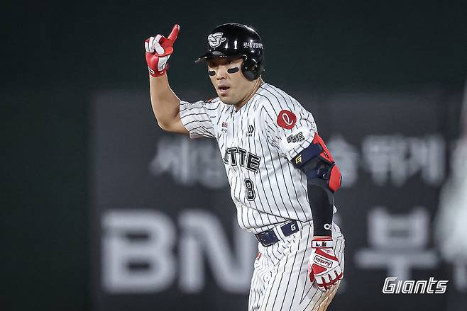 롯데 전준우는 27일 사직 KIA와 홈경기에서 6번타자 좌익수로 선발출전해 결승 2루타를 포함해 4타수 4안타 2타점 1득점으로 활약했다. 롯데는 주장의 활약에 힘입어 올 시즌 최다 5연승을 질주했다. 사진제공｜롯데 자이언츠