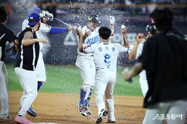 KT 허경민(가운데)이 27일 수원 삼성전에서 3-3으로 맞선 9회말 밀어내기 볼넷으로 경기를 끝낸 뒤 환호하고 있다. 사진제공｜KT 위즈