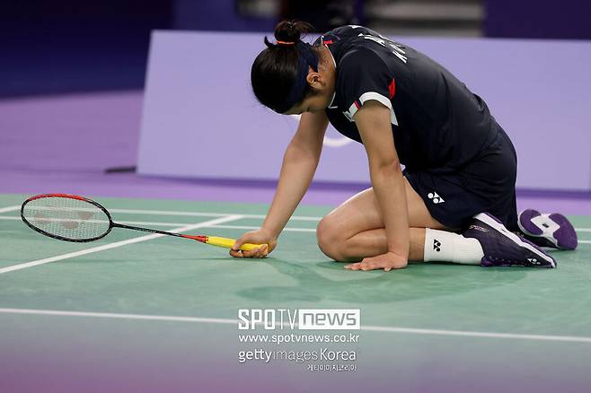 ▲ 안세영은 지난해 2024 파리 올림픽에서 금메달을 목에 걸 때도 "사실 부상이 생각보다 심각하다. 하나도 몸이&nbsp;안 아팠을&nbsp;때가 너무 그리울 정도"라며 절박한 심경을 토로할 만큼 다양한 부위에 다양한 통증을 달고 뛰었다.&nbsp;올림픽을 기점으로 컨디션 관리에 만전을 기하게 된 그는 이날 중국오픈 준결승에서도 슈퍼 1000 슬램이란 대기록 달성보다 '몸'을 먼저 고려하는 긴 호흡의 안목을 발휘했다.&nbsp;