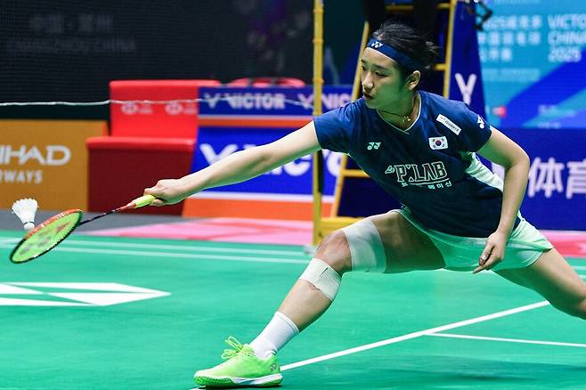 ▲ 세계배드민턴연맹(BWF) 월드투어 슈퍼 1000 중국오픈 준결승전에 나선 안세영(삼성생명)이 부상 방지를 위해 기권을 선언했다. 향후 시즌 소화를 위해 무릎 보호가 우선이란 결론을 내렸다. ⓒ연합뉴스/AFP