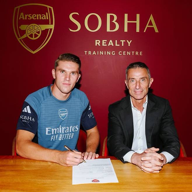 잉글랜드 프리미어리그 아스날과 계약한 빅토르 요케레스(왼쪽). /사진=아스날 SNS 캡처