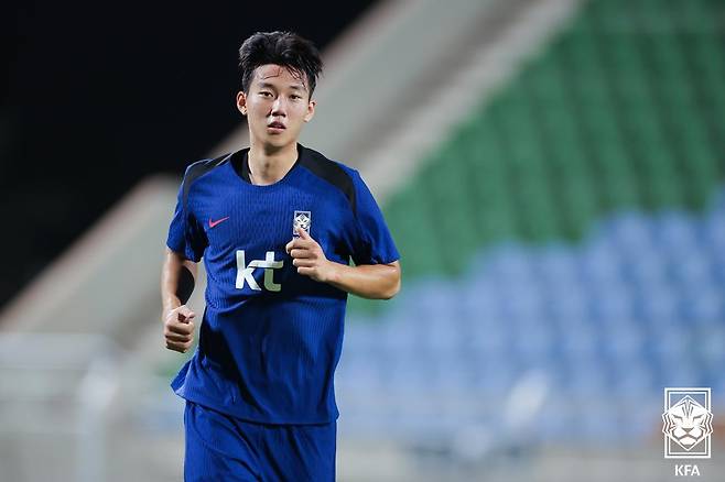 축구대표팀 훈련 중인 덴마크 미트윌란 소속 센터백 이한범 /사진=대한축구협회 제공