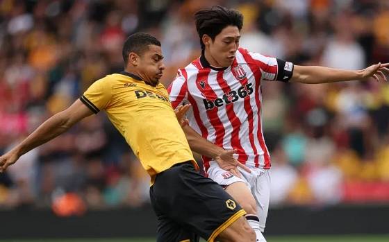 배준호(오른쪽)가 볼 경합을 펼치고 있다. /사진=울버햄튼 공식 홈페이지 갈무리