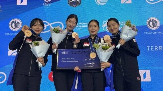 펜싱 세계선수권 여자 에페 단체전에서 동메달을 수확한 김향은(왼쪽부터), 임태희, 송세라, 이혜인. /사진=대한펜싱협회 제공