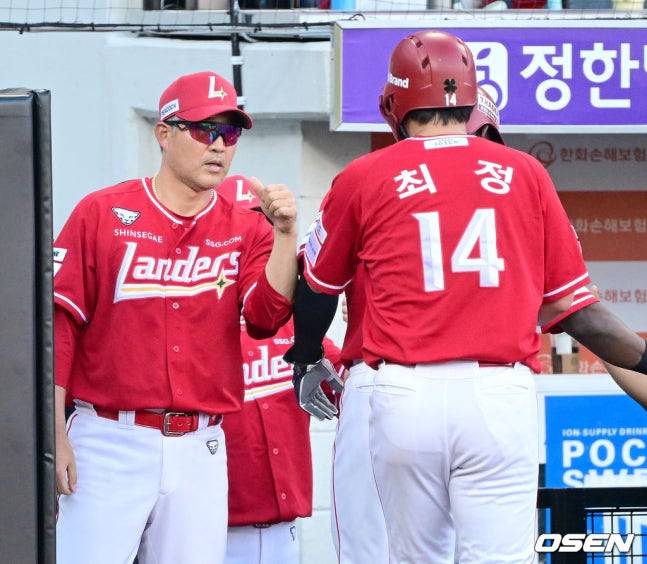 더그아웃으로 들어오는 최정을 이숭용 감독(왼쪽)이 환영하고 있다.
