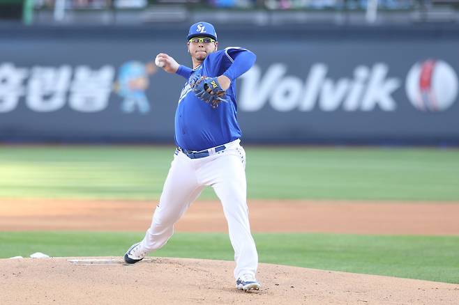 삼성 라이온즈 아리엘 후라도가 26일 수원 KT 위즈전에 선발 등판해 역투하고 있다. 삼성 라이온즈