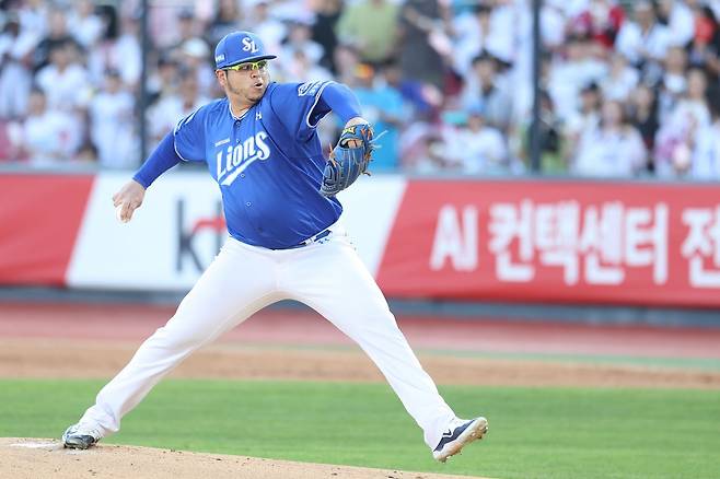 삼성 라이온즈 아리엘 후라도가 26일 수원 KT 위즈전에 선발 등판해 역투하고 있다. 삼성 라이온즈